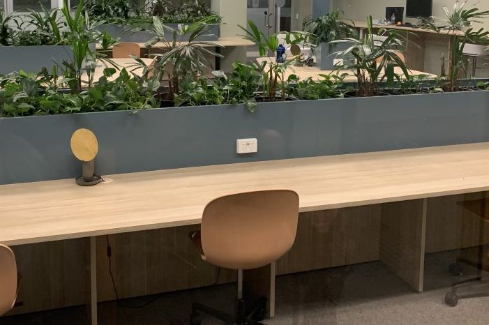 Un espace de travail partagé dans un environnement de bureau vide.