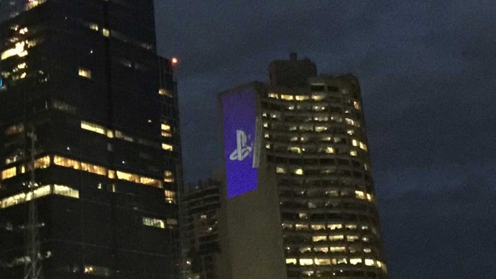 Des projections de lumière PS5 apparaissent sur le CBD de Melbourne
