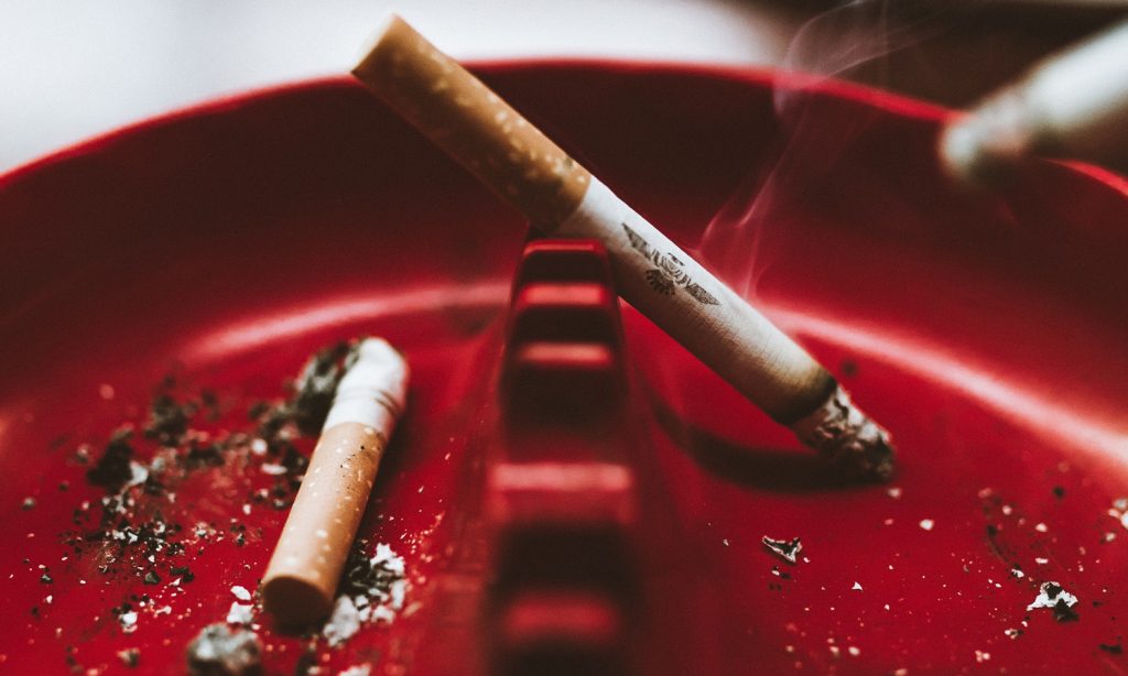 Selon une étude, fumer des cigarettes rend les gens plus moches