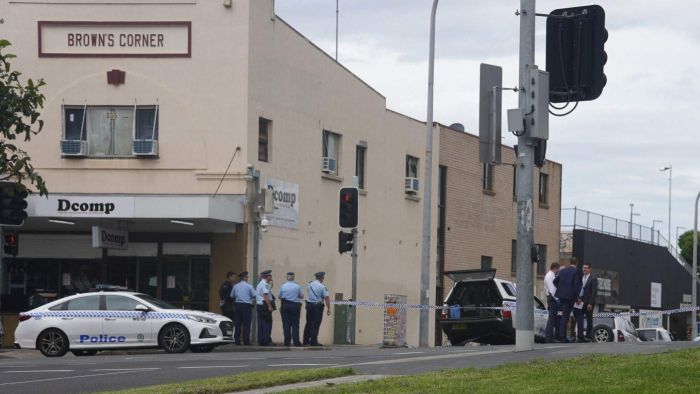 Une fusillade mortelle dans le quartier central des affaires de Wollongong après que l’homme s’est échappé des agents du département correctionnel