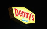 Un signe de Denny la nuit.