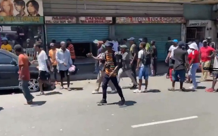 La SAHRC condamne les attaques en cours contre des ressortissants étrangers dans la CDB de Durban
