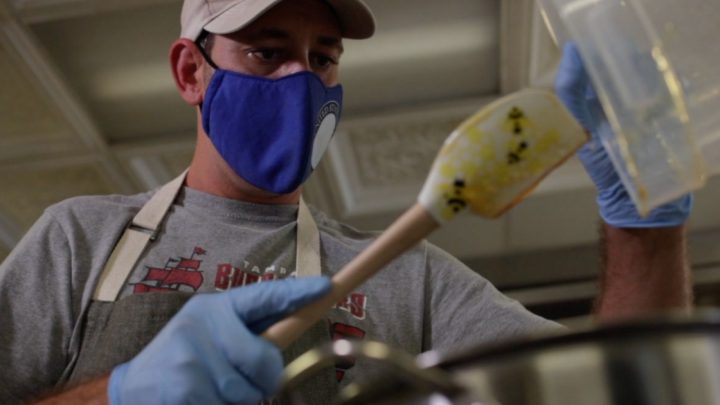 Un vétéran de la marine lance une entreprise de CBD infusée au miel pour soutenir sa famille