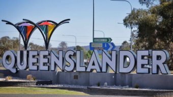 Le Queenslander signe dans la ville frontalière NSW-Queensland de Wallangarra dans le Queensland le 8 octobre 2020.
