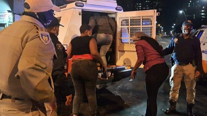 REGARDER |  Troubles pro-Zuma : nuit d’explosions dans le CBD de Joburg alors que la police arrête au moins 20 émeutiers