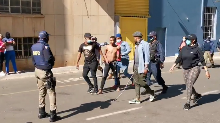 Un automobiliste a conseillé d’éviter le CBD de Johannesburg au milieu de violentes manifestations – SABC News