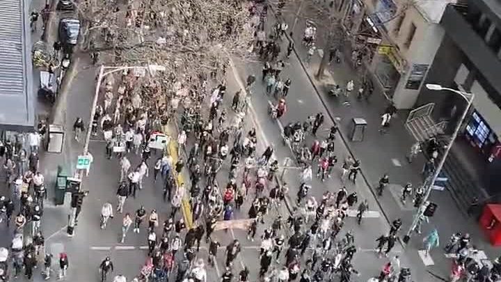 Des manifestants anti-verrouillage défilent dans le CBD de Melbourne au milieu d’affrontements avec la police