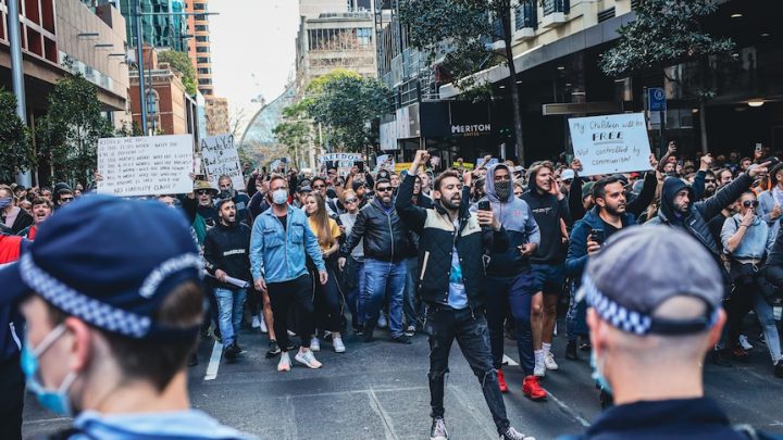 Mises à jour COVID en direct: la police de NSW bloque le transport dans le CBD de Sydney pour éviter la répétition des manifestations de verrouillage