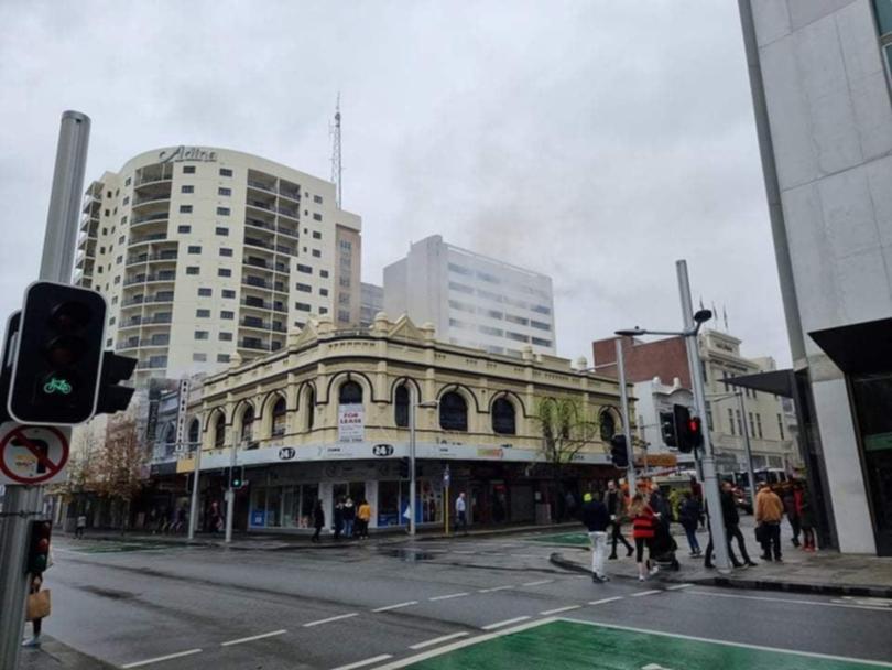 Les pompiers ont sauvé une personne d'un bâtiment en feu dans le CBD de Perth cet après-midi, alors qu'une douzaine d'autres équipes continuent de lutter contre l'incendie et de rechercher d'autres survivants.