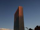 Le bâtiment des Nations Unies est vu au lever du soleil lors de la 77e session de l'Assemblée générale des Nations Unies au siège de l'organisation à New York.