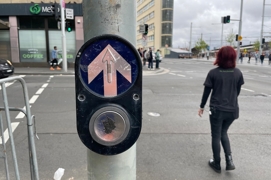 Un bouton de passage pour piétons à une intersection