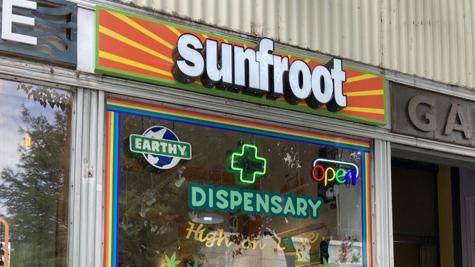 La façade de SunFroot, un dispensaire du centre-ville d'Asheville