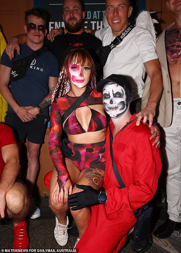 Certains passionnés d'Halloween arboraient des tenues effrayantes la nuit au théâtre Enmore