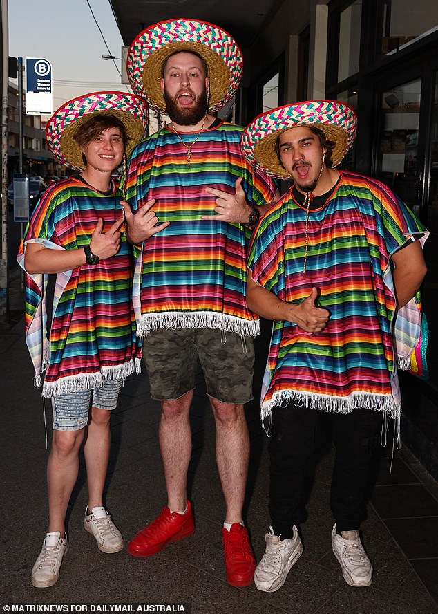 Certains fêtards ont tout mis en œuvre pour enfiler des tenues d'inspiration mexicaine à un arrêt de bus d'Enmore