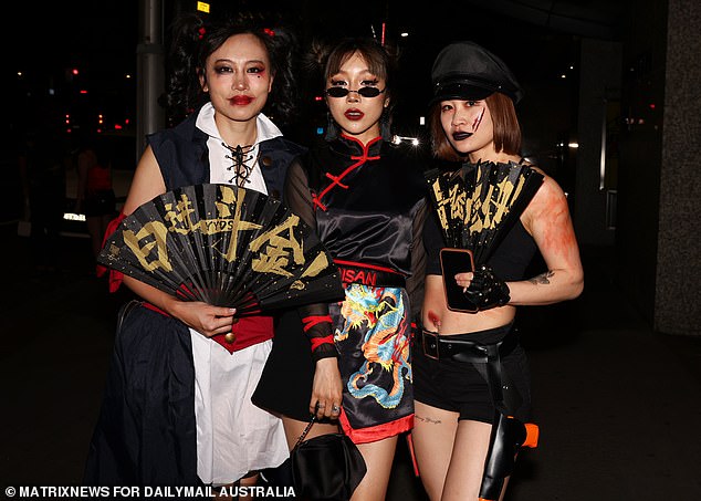 Certains sont entrés dans le côté le plus sombre des choses alors que les fêtards se déguisaient en Geisha Girls descendaient dans les rues de Sydney