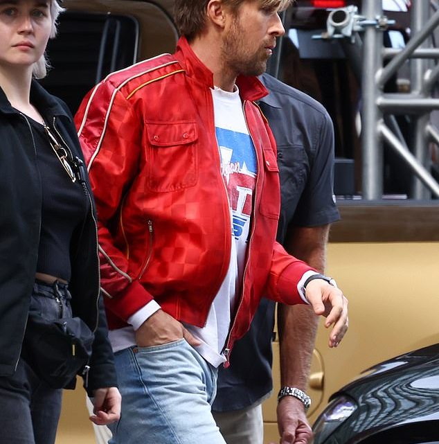 Ryan Gosling filme des scènes dans la rue animée du quartier central des affaires de Sydney avec son doublé pour le nouveau film The Fall Guy