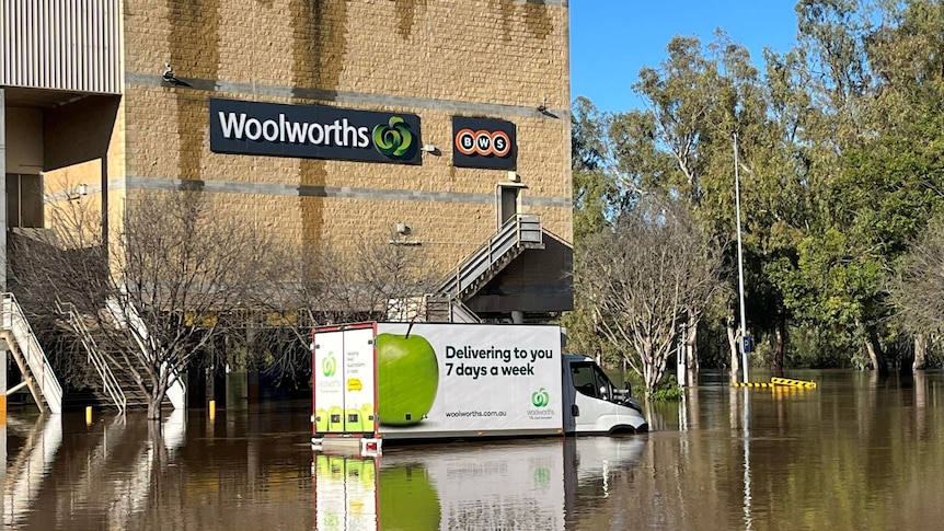Un parc de caravanes évacué, un centre commercial inondé alors que des pluies torrentielles frappent des parties de la Nouvelle-Galles du Sud inondée