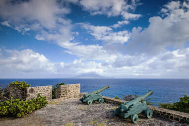   canons dans les ruines du fort avec vue sur l'île Saint-Kitts