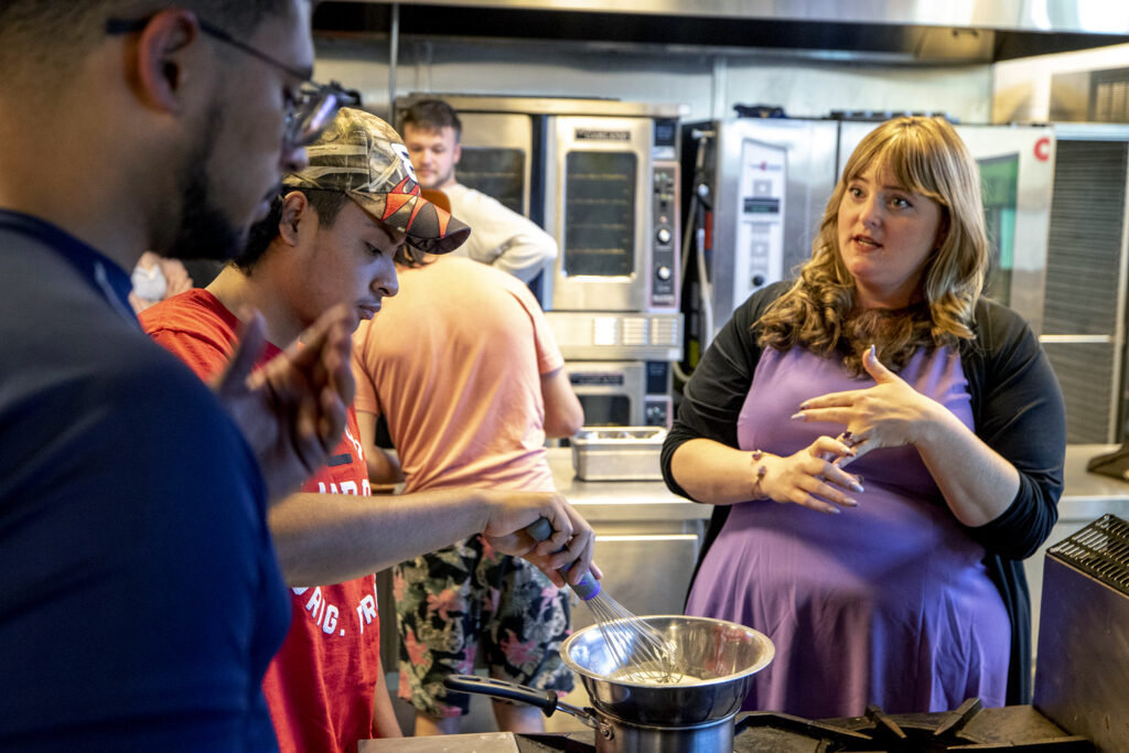 Denver Cannabis Process Navigator Shannon Donnelly travaille avec des étudiants sur le beurre CBD dans son cours de cuisine MSU Denver.  20 octobre 2022.
