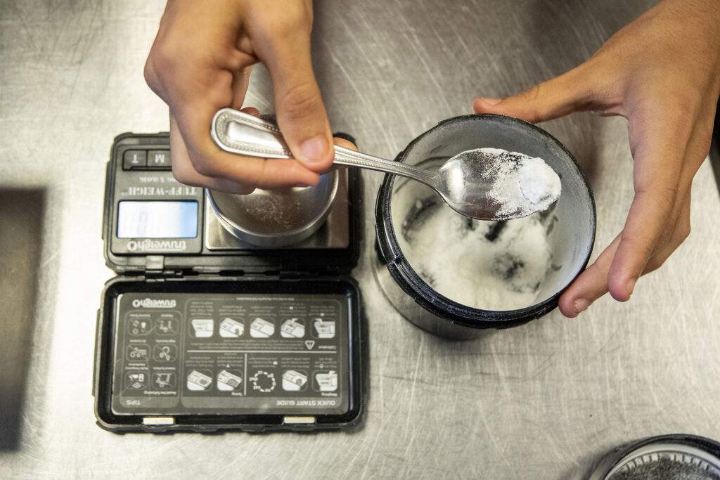 L'un des étudiants de Shannon Donnelly mesure le CBD pour une recette de beurre dans son cours de cuisine à Denver.  20 octobre 2022.