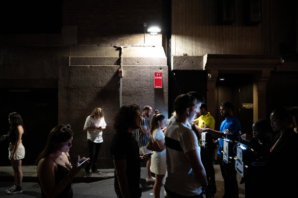 Les parieurs font régulièrement la queue pour des blocs pour la grande fête du jeudi soir de l'Ivy.