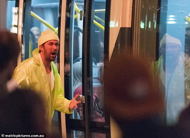 L'acteur hunky, 41 ans, a été vu agacé alors qu'une porte de tramway se fermait pendant le tournage du nouveau film