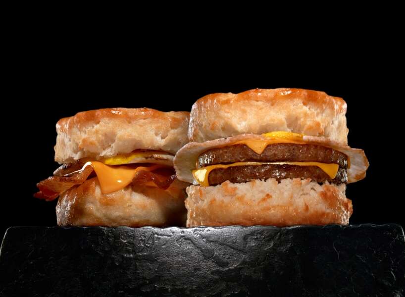 Hardee’s présente de nouveaux sandwichs Super Biscuit et un cheeseburger A1