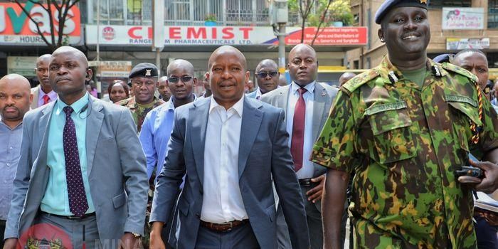 Kindiki donne une nouvelle directive à la police lors d’une visite impromptue à Nairobi CBD