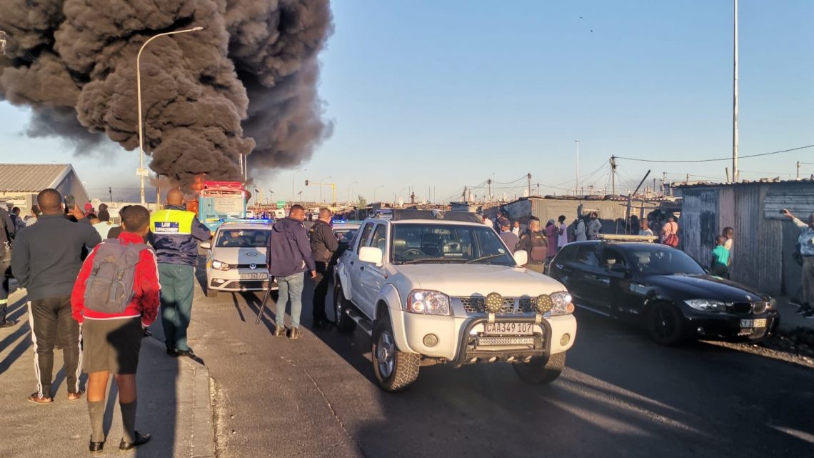 Les affaires comme d’habitude dans CBD-Les bus brûlent à Khayelitsha