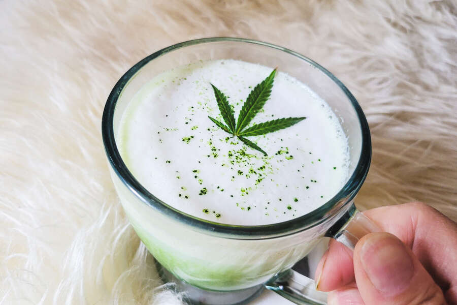 Une recette de latte au cannabis et au thé matcha inspirée du triangle d’émeraude