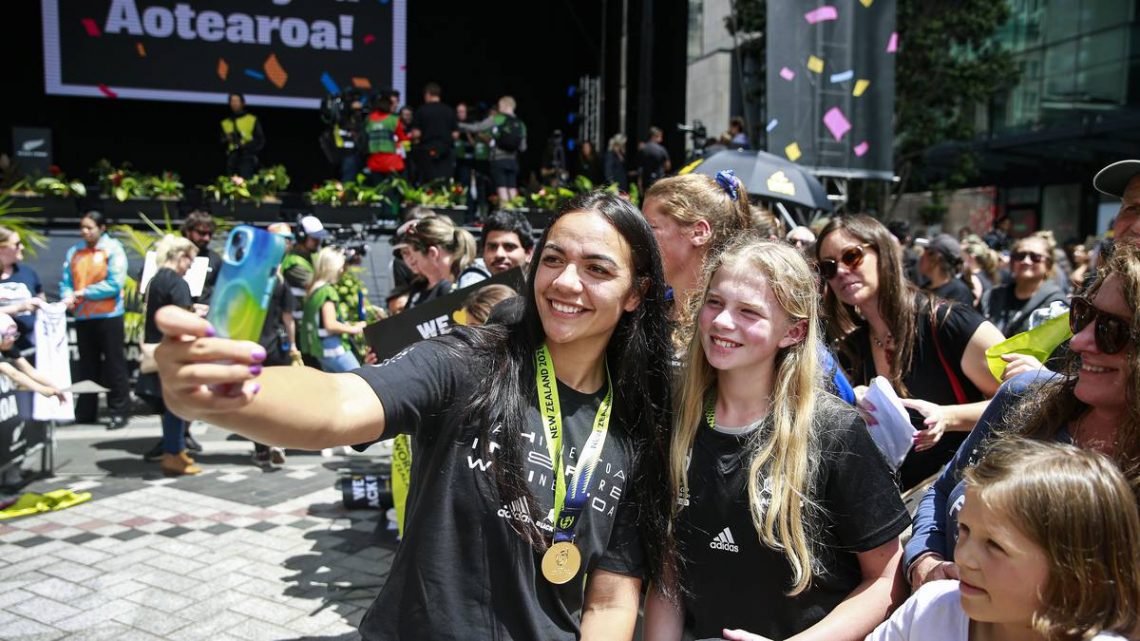 Victoire des Black Ferns: des fans dévoués affluent vers Auckland CBD pour poursuivre les célébrations de la Coupe du monde