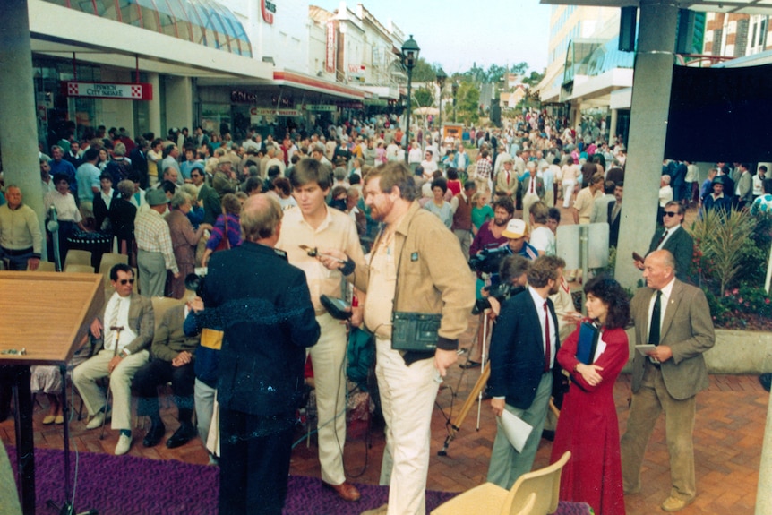 Une foule se rassemble pour l'ouverture du centre commercial d'Ipswich en 1987
