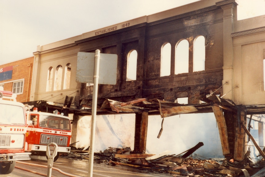 Camions de pompiers près du grand magasin d'Ipswich Reids détruits par un incendie en 1985