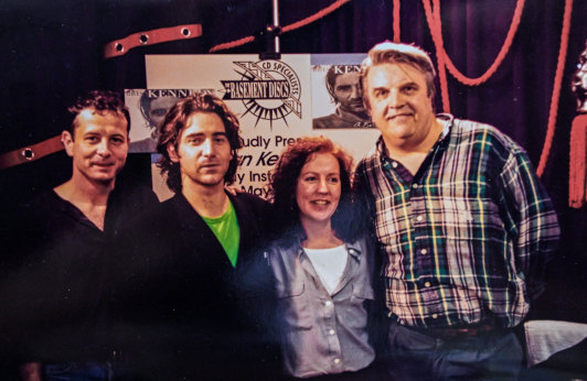 Le musicien nord-irlandais Brian Kennedy (deuxième à gauche) et le guitariste Calum MacColl avec les propriétaires de Basement Discs Suzanne Bennett et Rod Jacobs, date inconnue.