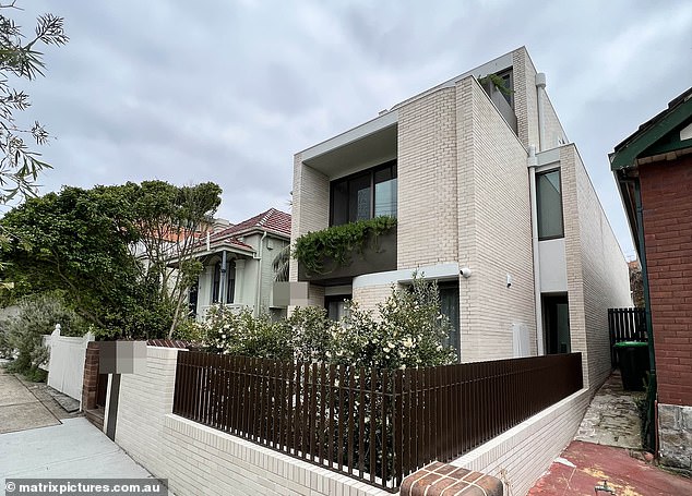 Henson est propriétaire d'une propriété de plusieurs millions de dollars dans la banlieue est de Sydney.  Une construction des années 1920 achetée par Henson en 2019 pour 2,4 millions de dollars a été démolie et remplacée par la maison en briques blanches de trois étages illustrée ci-dessus