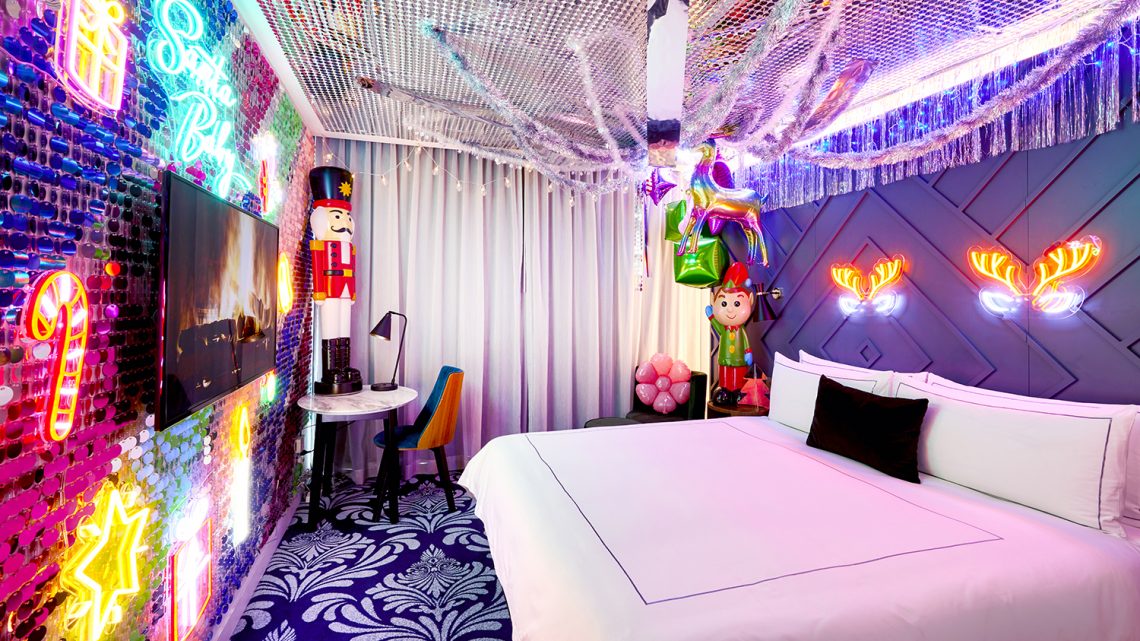 Cet hôtel CBD fait des chambres scintillantes sur le thème de Noël pour un séjour de fantaisie