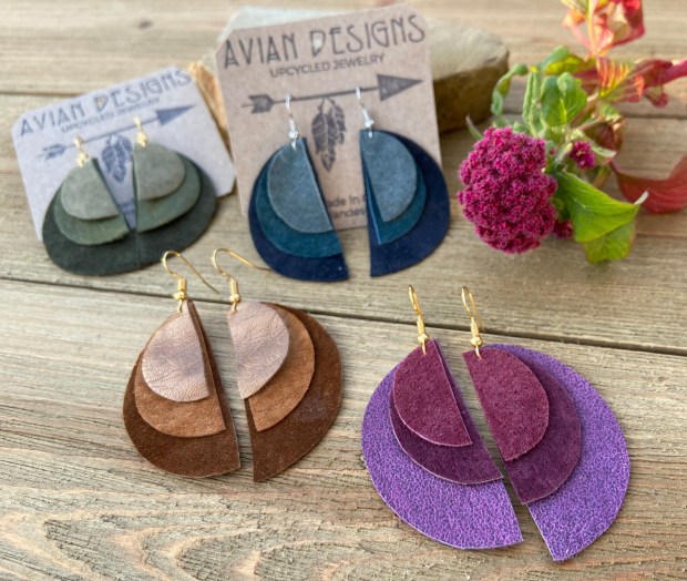 Boucles d'oreilles fabriquées à partir d'un matériau de veste en cuir recyclé par l'artiste basée à Longmont Amy Gates d'Avian Designs.  (Amy Gates/Photo de courtoisie)