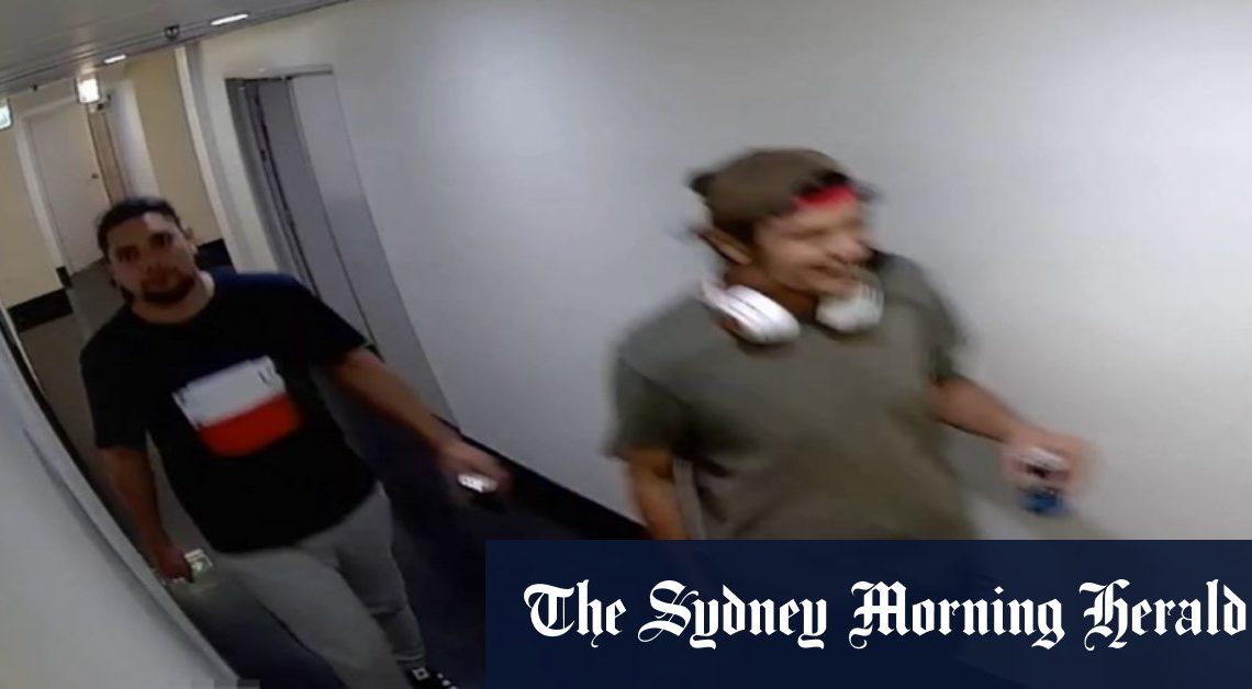 Des images de vidéosurveillance de deux hommes ont été publiées après qu’un joueur a été retrouvé mort dans la cage d’escalier