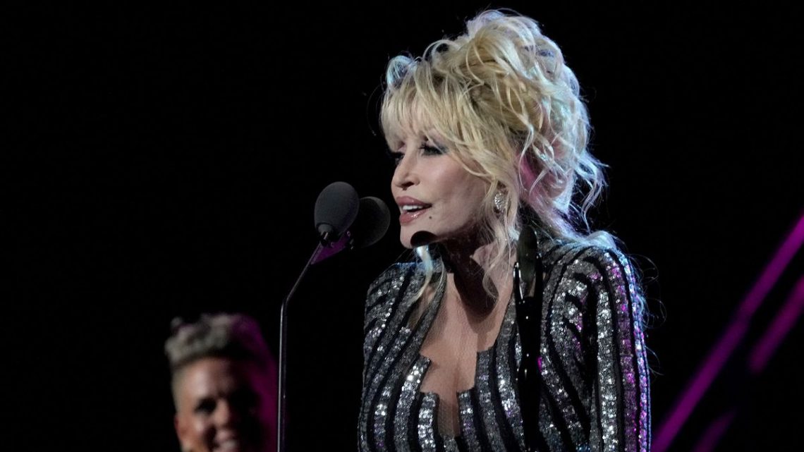 Dolly Parton ‘Allegations’ Ads, les allégations de CBD Gummies sont fausses