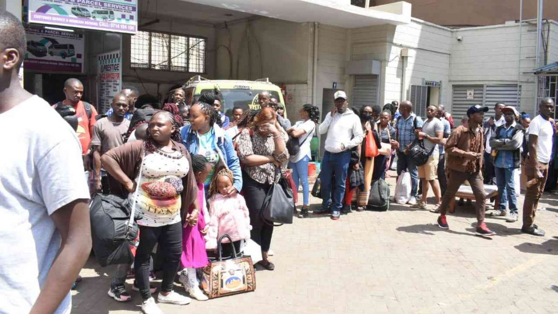 En images: longues files d’attente dans le quartier central des affaires de Nairobi alors que les Kenyans se précipitent pour voyager dans l’arrière-pays