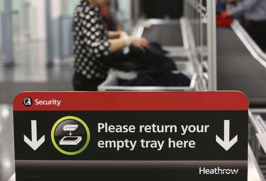 Les aéroports britanniques élimineront les interdictions de bagages liquides et pour ordinateurs portables en 2024