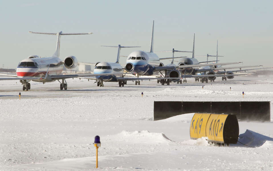 Les compagnies aériennes émettent des dispenses de voyage avant les tempêtes hivernales cette semaine