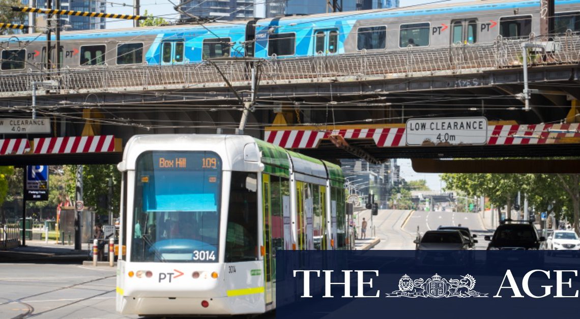 Les trains et les tramways aux heures de pointe dans le CBD de Melbourne sont plus vides que d’habitude pendant la reprise de la pandémie de COVID-19