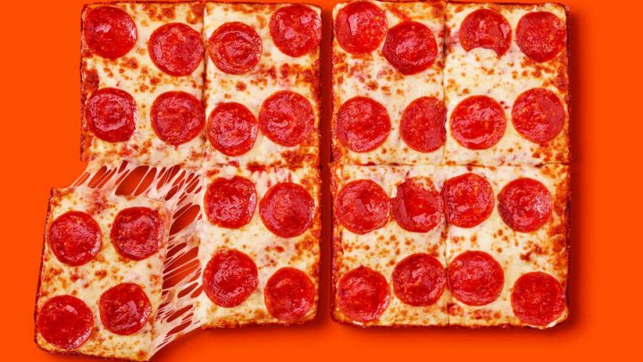 Little Caesars propose une pizza de style Detroit à 6 $ via une nouvelle hotline