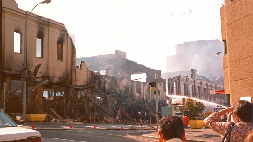 Reids and weep: La nuit où Ipswich CBD a perdu le rythme cardiaque d’un grand magasin à cause d’un incendie massif