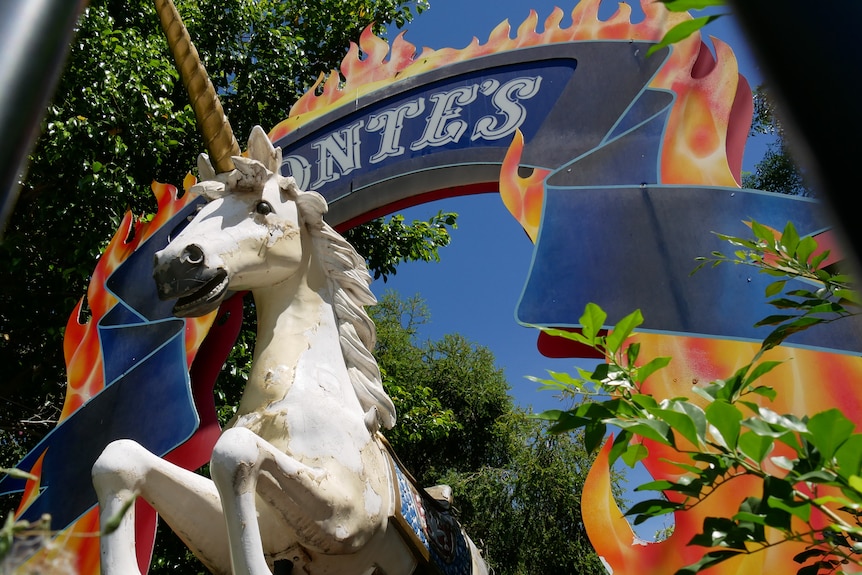 Une statue de licorne qui saute devant le pub sur le thème du cirque