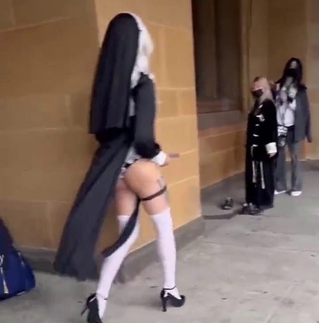 Un mannequin déguisé en « religieuse sexy » est confronté à la cathédrale Sainte-Marie de Sydney lors d’une séance photo